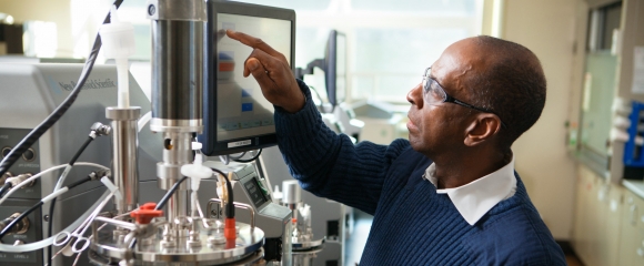 Larry Walker in the Biofuels Research Laboratory.